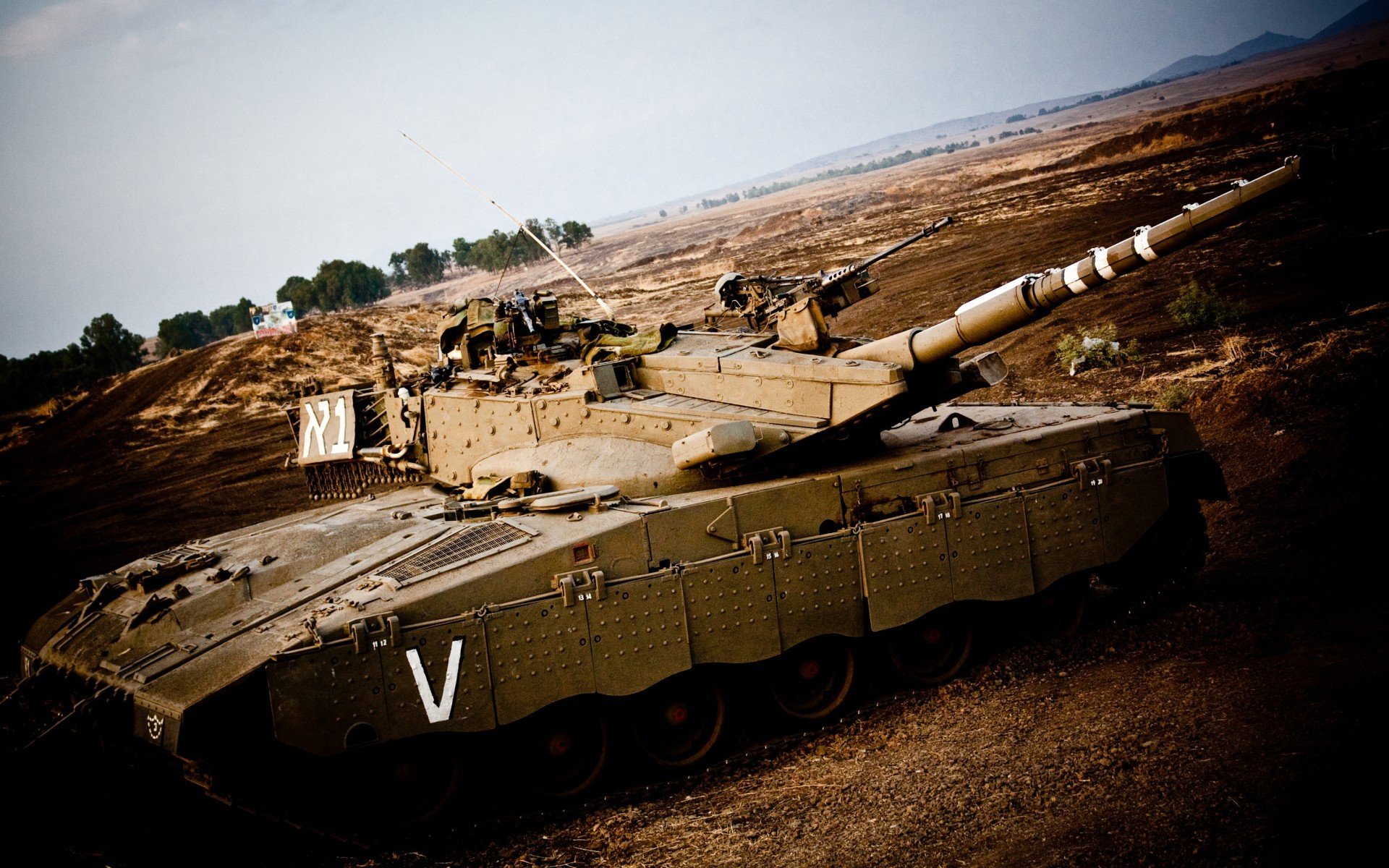 军训献血得假之说引发热议 校方回应：愿尊重个体意愿，军人献血的标语